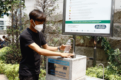 Warga melakukan isi ulang air dari Unit Air Siap Minum (drinking fountain) milik Palyja di Stasiun MRT Dukuh Atas, Jakarta Pusat, Selasa (23/8/2022).