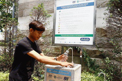 Warga melakukan isi ulang air dari Unit Air Siap Minum (drinking fountain) milik Palyja di Stasiun MRT Dukuh Atas, Jakarta Pusat, Selasa (23/8/2022).