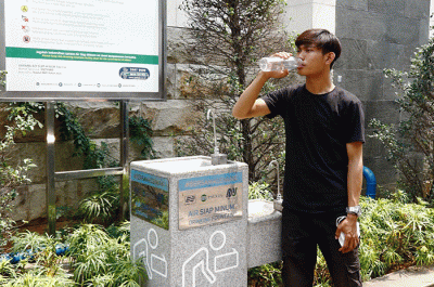 Warga melakukan isi ulang air dari Unit Air Siap Minum (drinking fountain) milik Palyja di Stasiun MRT Dukuh Atas, Jakarta Pusat, Selasa (23/8/2022).