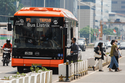 Warga saat menaiki Bus Listrik Transjakarta di Jalan MH Thamrin, Jakarta, Selasa (23/8/2022).