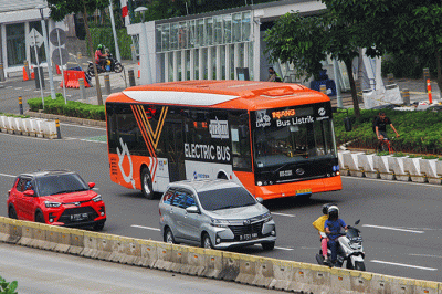 Warga saat menaiki Bus Listrik Transjakarta di Jalan MH Thamrin, Jakarta, Selasa (23/8/2022).