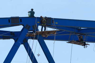 Foto udara proyek jembatan Rel Kereta Api Trans Sulawesi di Kabupaten Maros, Selasa (23/8/2022).