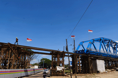 Foto udara proyek jembatan Rel Kereta Api Trans Sulawesi di Kabupaten Maros, Selasa (23/8/2022).
