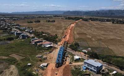 Foto udara proyek jembatan Rel Kereta Api Trans Sulawesi di Kabupaten Maros, Selasa (23/8/2022).