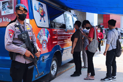 Warga antre untuk menukarkan uang rupiah kertas baru Tahun Emisi (TE) 2022 di Pasar Senen, Jakarta Pusat, Rabu (24/8/2022).