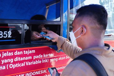 Warga antre untuk menukarkan uang rupiah kertas baru Tahun Emisi (TE) 2022 di Pasar Senen, Jakarta Pusat, Rabu (24/8/2022).