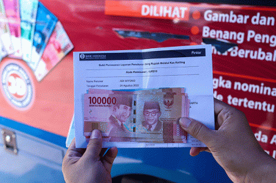 Warga antre untuk menukarkan uang rupiah kertas baru Tahun Emisi (TE) 2022 di Pasar Senen, Jakarta Pusat, Rabu (24/8/2022).