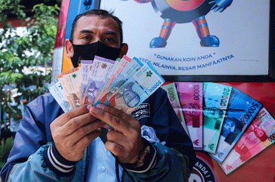 Warga antre untuk menukarkan uang rupiah kertas baru Tahun Emisi (TE) 2022 di Pasar Senen, Jakarta Pusat, Rabu (24/8/2022).