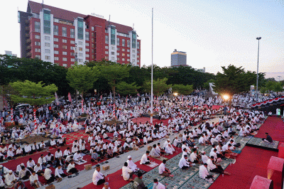 Gerakan Analog Switch Off (ASO) usai menunaikan shalat subuh berjamaah di Anjungan City of Makassar, Selasa (23/8/2022).