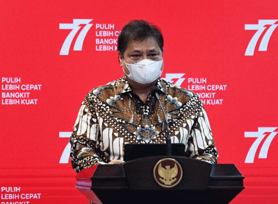 Menko Perekonomian Airlangga Hartarto (kanan) dan Menteri Investasi Bahlil Lahadalia memberikan keterangan pers usai mengikuti rapat terbatas.