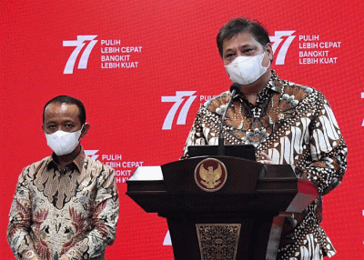 Menko Perekonomian Airlangga Hartarto (kanan) dan Menteri Investasi Bahlil Lahadalia memberikan keterangan pers usai mengikuti rapat terbatas.