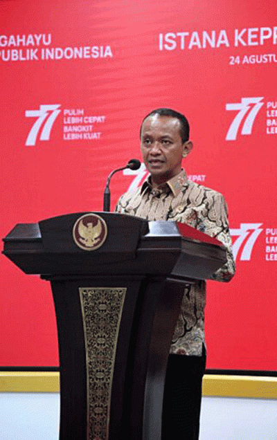 Menko Perekonomian Airlangga Hartarto (kanan) dan Menteri Investasi Bahlil Lahadalia memberikan keterangan pers usai mengikuti rapat terbatas.