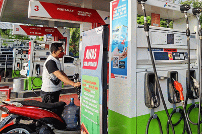 Pengendara motor saat mengisi bahan bakar minyak di SPBU kawasan Jakarta Barat, Kamis (25/8/2022).