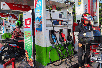 Pengendara motor saat mengisi bahan bakar minyak di SPBU kawasan Jakarta Barat, Kamis (25/8/2022).