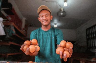 Pedagang telur saat merapikan dagangannya di kawasan Jakarta Timur, Kamis (25/8/2022).