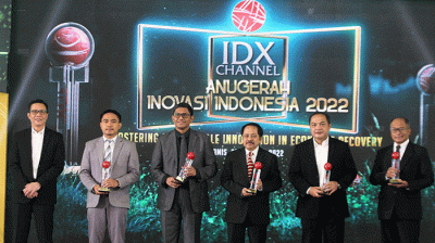 Direktur Utama PT Smartfren Telecom Tbk, Merza Fachys (ketiga kiri) menerima penghargaan IDX Channel Anugerah Inovasi Indonesia 2022.