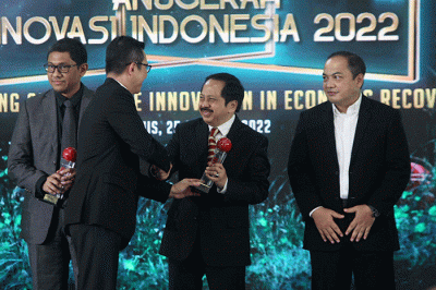 Direktur Utama PT Smartfren Telecom Tbk, Merza Fachys (ketiga kiri) menerima penghargaan IDX Channel Anugerah Inovasi Indonesia 2022.