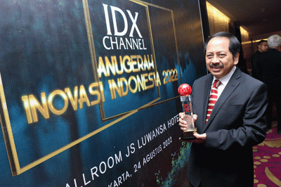 Direktur Utama PT Smartfren Telecom Tbk, Merza Fachys (ketiga kiri) menerima penghargaan IDX Channel Anugerah Inovasi Indonesia 2022.