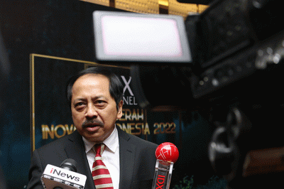 Direktur Utama PT Smartfren Telecom Tbk, Merza Fachys (ketiga kiri) menerima penghargaan IDX Channel Anugerah Inovasi Indonesia 2022.
