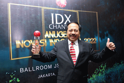 Direktur Utama PT Smartfren Telecom Tbk, Merza Fachys (ketiga kiri) menerima penghargaan IDX Channel Anugerah Inovasi Indonesia 2022.