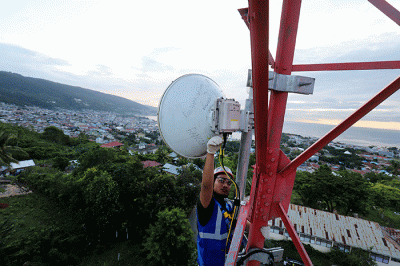 Teknisi XL Axiata sedang melakukan pemeriksaan perangkat BTS 4G di atas tower yang berada di Luwuk, Kabupaten Banggai, Sulawesi Tengah, Rabu (24/8/2022).