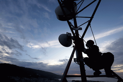 Teknisi XL Axiata sedang melakukan pemeriksaan perangkat BTS 4G di atas tower yang berada di Luwuk, Kabupaten Banggai, Sulawesi Tengah, Rabu (24/8/2022).