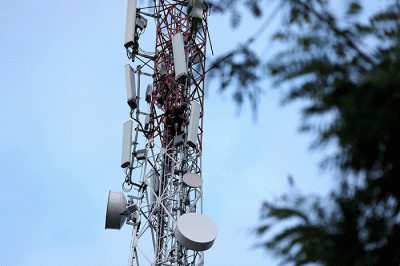 Teknisi XL Axiata sedang melakukan pemeriksaan perangkat BTS 4G di atas tower yang berada di Luwuk, Kabupaten Banggai, Sulawesi Tengah, Rabu (24/8/2022).