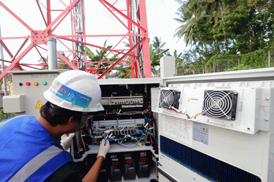Teknisi XL Axiata sedang melakukan pemeriksaan perangkat BTS 4G di atas tower yang berada di Luwuk, Kabupaten Banggai, Sulawesi Tengah, Rabu (24/8/2022).