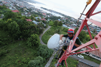 Teknisi XL Axiata sedang melakukan pemeriksaan perangkat BTS 4G di atas tower yang berada di Luwuk, Kabupaten Banggai, Sulawesi Tengah, Rabu (24/8/2022).
