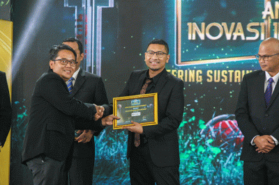 Direktur Operasional IDX Channel Masirom (kiri) saat berfoto bersama sejumlah perwakilan perusahaan penerima Penghargaan ICAII 2022 di Jakarta.