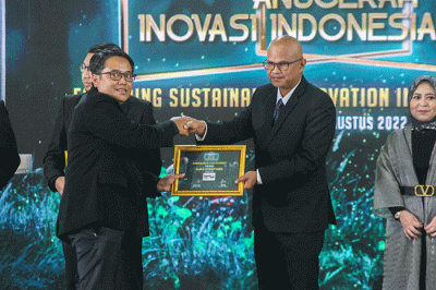 Direktur Operasional IDX Channel Masirom (kiri) saat berfoto bersama sejumlah perwakilan perusahaan penerima Penghargaan ICAII 2022 di Jakarta.