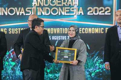 Direktur Operasional IDX Channel Masirom (kiri) saat berfoto bersama sejumlah perwakilan perusahaan penerima Penghargaan ICAII 2022 di Jakarta.