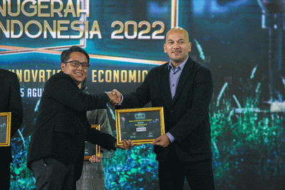 Direktur Operasional IDX Channel Masirom (kiri) saat berfoto bersama sejumlah perwakilan perusahaan penerima Penghargaan ICAII 2022 di Jakarta.