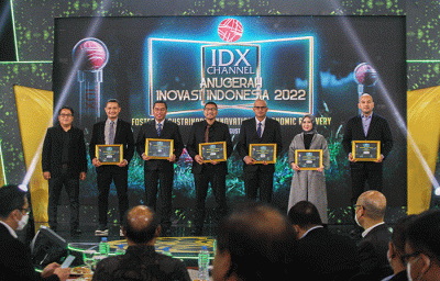 Direktur Operasional IDX Channel Masirom (kiri) saat berfoto bersama sejumlah perwakilan perusahaan penerima Penghargaan ICAII 2022 di Jakarta.