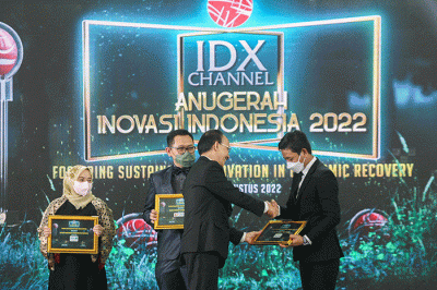 Direktur Operasional IDX Channel Masirom (kiri) saat berfoto bersama sejumlah perwakilan perusahaan penerima Penghargaan ICAII 2022 di Jakarta.