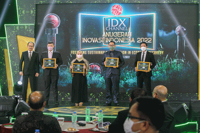 Direktur Operasional IDX Channel Masirom (kiri) saat berfoto bersama sejumlah perwakilan perusahaan penerima Penghargaan ICAII 2022 di Jakarta.