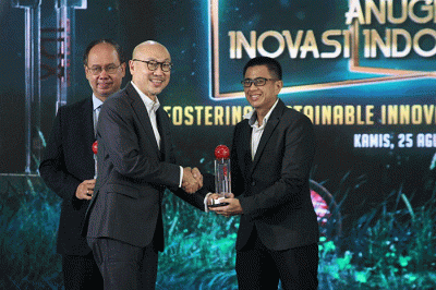 Digital Channel Division Head Bank BTN Tan Jacky Chen, mewakili Direktur IT & Digital Bank BTN Andi Nirwoto menerima penghargaan kategori Green Economy.