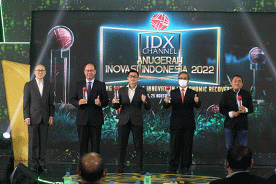 Digital Channel Division Head Bank BTN Tan Jacky Chen, mewakili Direktur IT & Digital Bank BTN Andi Nirwoto menerima penghargaan kategori Green Economy.