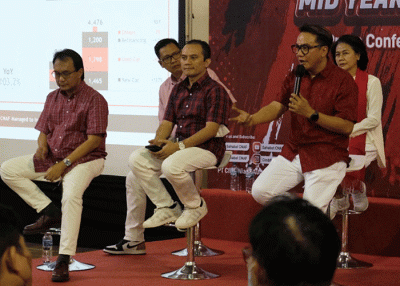 Presiden Direktur CIMB Niaga Finance Ristiawan Suherman berbincang dengan jajaran direksi lainnya usai Paparan Kinerja semester I Tahun 2022.