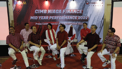 Presiden Direktur CIMB Niaga Finance Ristiawan Suherman berbincang dengan jajaran direksi lainnya usai Paparan Kinerja semester I Tahun 2022.