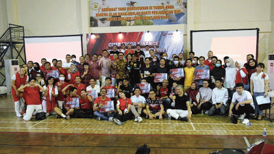 Presiden Direktur CIMB Niaga Finance Ristiawan Suherman berbincang dengan jajaran direksi lainnya usai Paparan Kinerja semester I Tahun 2022.