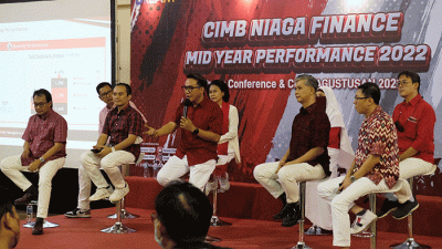 Presiden Direktur CIMB Niaga Finance Ristiawan Suherman berbincang dengan jajaran direksi lainnya usai Paparan Kinerja semester I Tahun 2022.