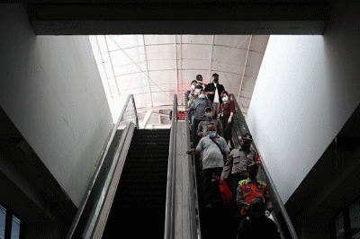 Penumpang kereta rel listrik (KRL) berada di Stasiun Karet, Jakarta, Jumat (26/8/2022).