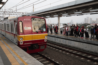 Penumpang kereta rel listrik (KRL) berada di Stasiun Karet, Jakarta, Jumat (26/8/2022).