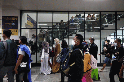 Penumpang kereta rel listrik (KRL) berada di Stasiun Karet, Jakarta, Jumat (26/8/2022).