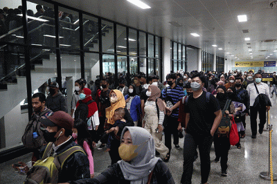 Penumpang kereta rel listrik (KRL) berada di Stasiun Karet, Jakarta, Jumat (26/8/2022).