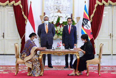 Presiden Joko Widodo dan Raja Eswatini, Mswati III, menyaksikan penandatanganan nota kesepahaman perkuatan kerja sama bilateral antara kedua negara.