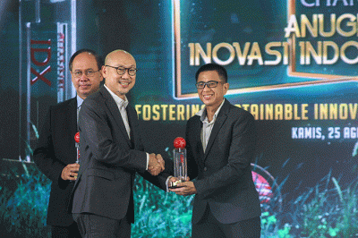 Direktur Utama IDClear (PT Kliring Penjamin Efek Indonesia) Iding Pardi berfoto dengan peraih penghargaan utama IDX Channel Anugerah Inovasi Indonesia 2022.