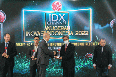 Direktur Utama IDClear (PT Kliring Penjamin Efek Indonesia) Iding Pardi berfoto dengan peraih penghargaan utama IDX Channel Anugerah Inovasi Indonesia 2022.