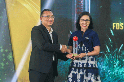 Direktur Utama IDClear (PT Kliring Penjamin Efek Indonesia) Iding Pardi berfoto dengan peraih penghargaan utama IDX Channel Anugerah Inovasi Indonesia 2022.